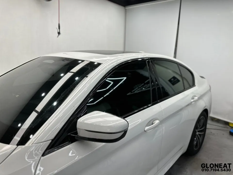 BMW 5 Series G30のカーラッピング事例:クロームパーツのブラックアウト 施工写真 2-3