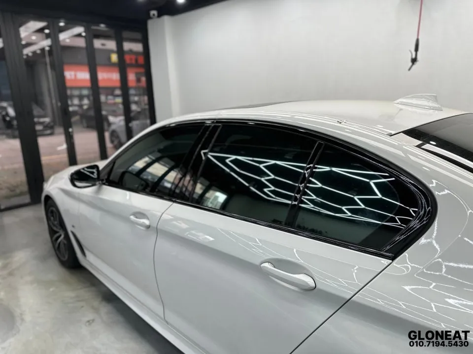 BMW 5 Series G30のカーラッピング事例:クロームパーツのブラックアウト 施工写真 3-3