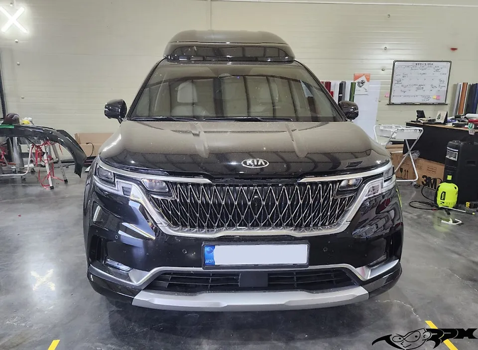Kia Carnivalのカーラッピング事例|クローム除去で高級感アップ 施工写真 2-1