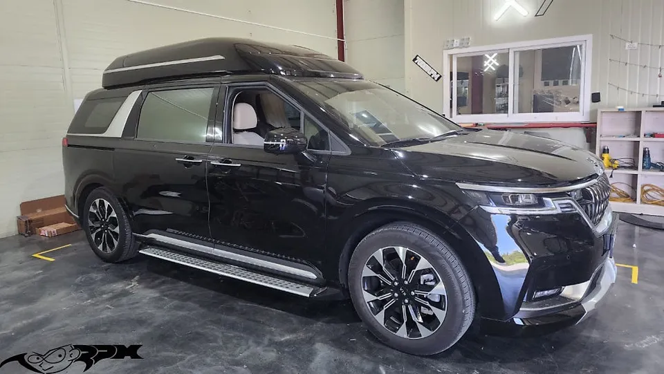 Kia Carnivalのカーラッピング事例|クローム除去で高級感アップ 施工写真 3-1