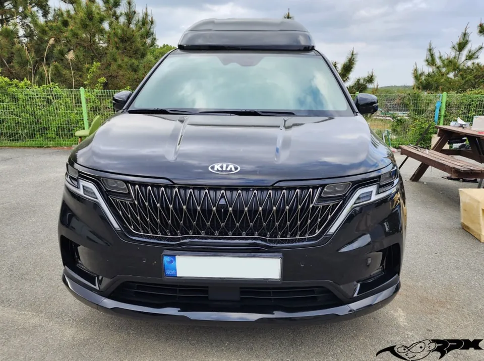 Kia Carnivalのカーラッピング事例|クローム除去で高級感アップ 施工写真 2-3