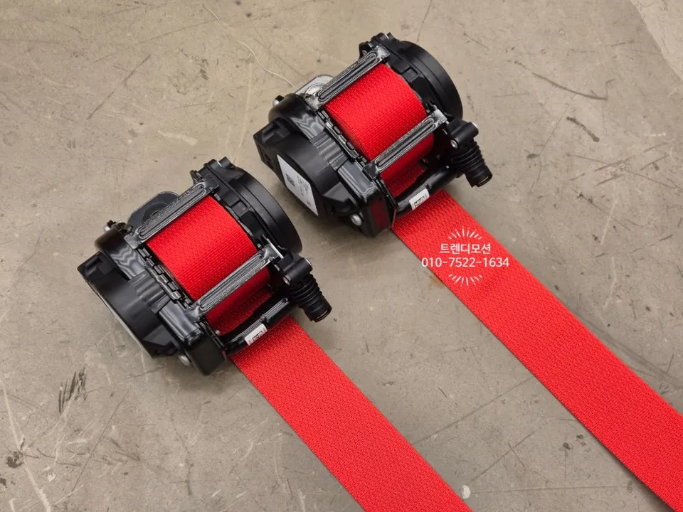 Tesla Model Y interior customization - Tesla Model Y Interior Customization Review: Color Seatbelts photo 4