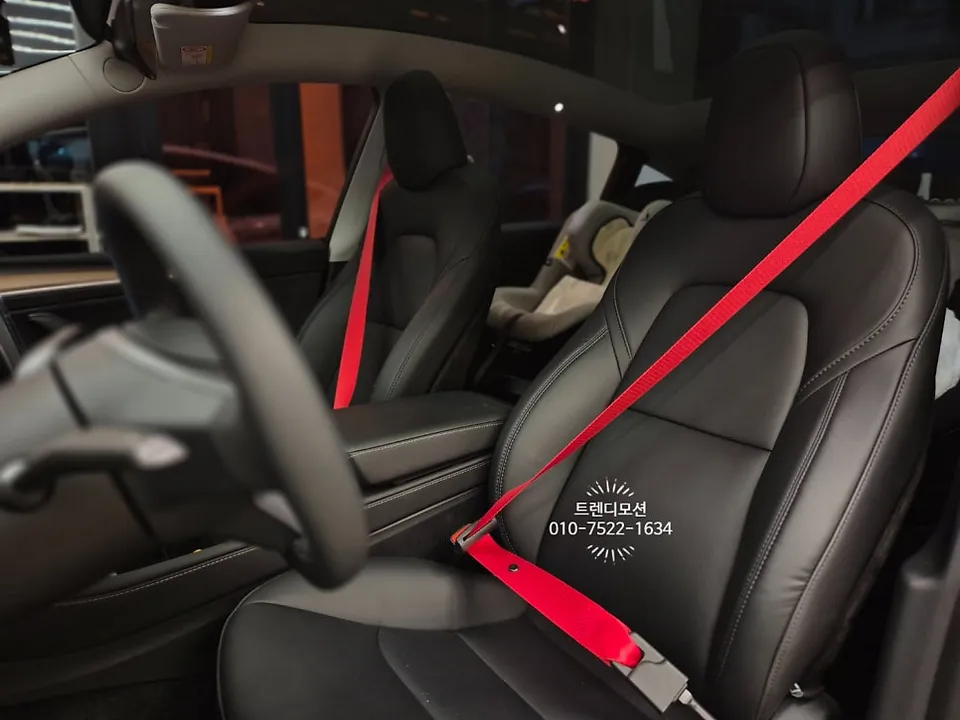 Tesla Model Y interior customization - Tesla Model Y Interior Customization Review: Color Seatbelts photo 6