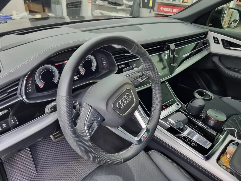 Audi Q8のカーオーディオ施工事例 施工写真 2-1