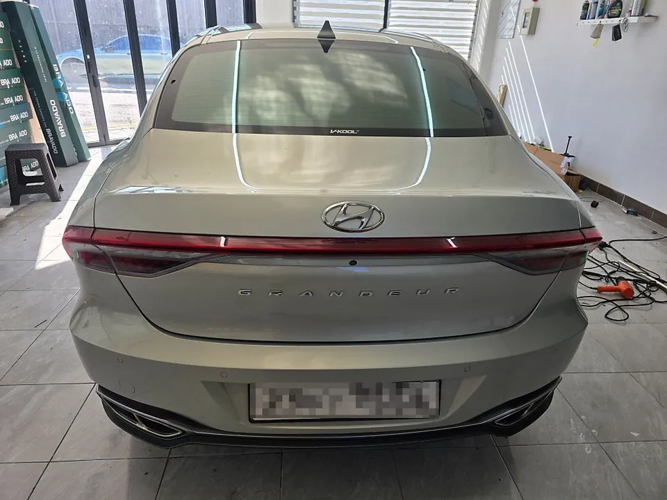 Hyundai Grandeur IGのカーラッピング事例|ピアノホワイトの高級感 施工写真 2-1