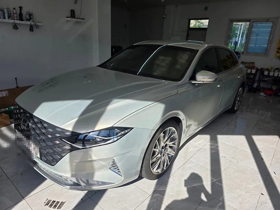 Hyundai Grandeur IGのカーラッピング事例|ピアノホワイトの高級感 施工写真 3-1