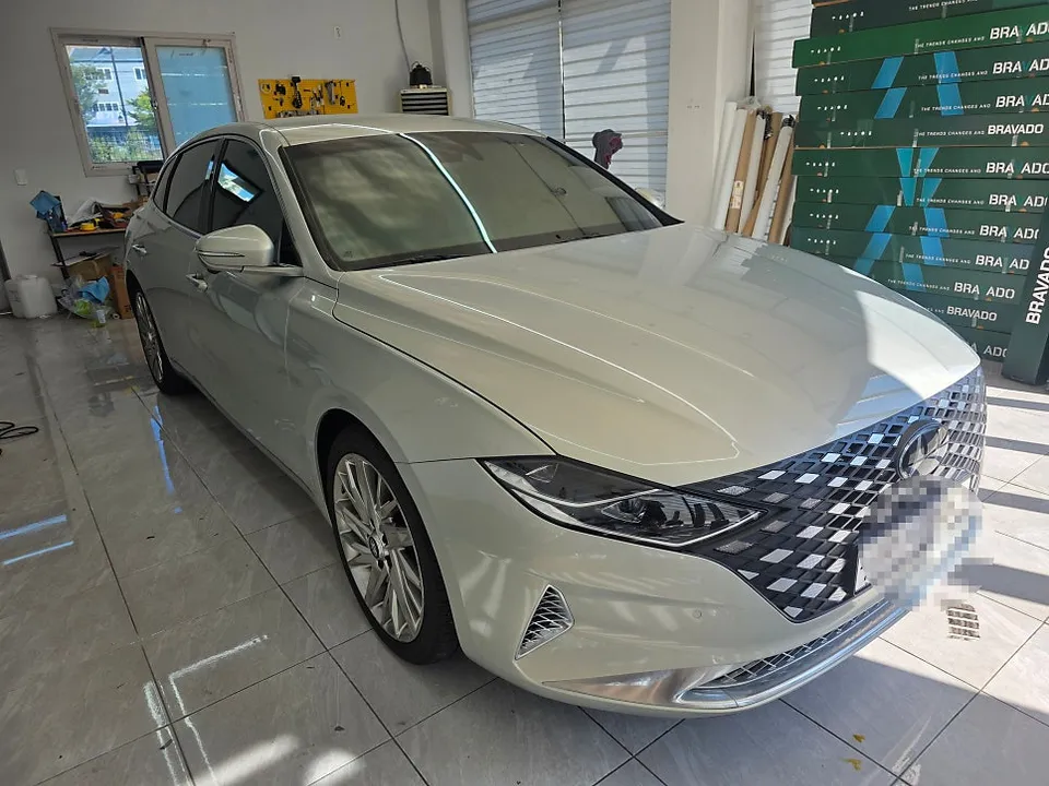 Hyundai Grandeur IGのカーラッピング事例|ピアノホワイトの高級感 施工写真 1-2