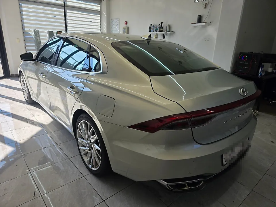 Hyundai Grandeur IGのカーラッピング事例|ピアノホワイトの高級感 施工写真 2-2