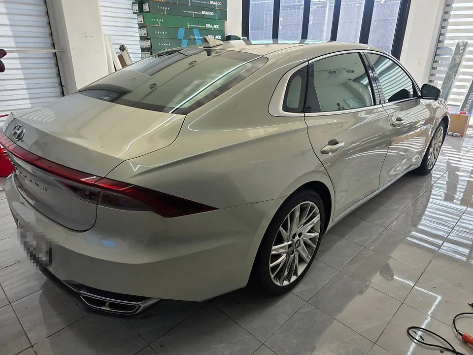 Hyundai Grandeur IGのカーラッピング事例|ピアノホワイトの高級感 施工写真 3-2