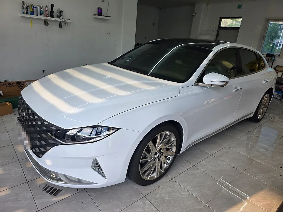 Hyundai Grandeur IGのカーラッピング事例|ピアノホワイトの高級感 施工写真 1-3