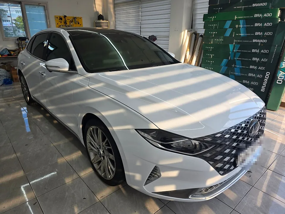 Hyundai Grandeur IGのカーラッピング事例|ピアノホワイトの高級感 施工写真 2-3