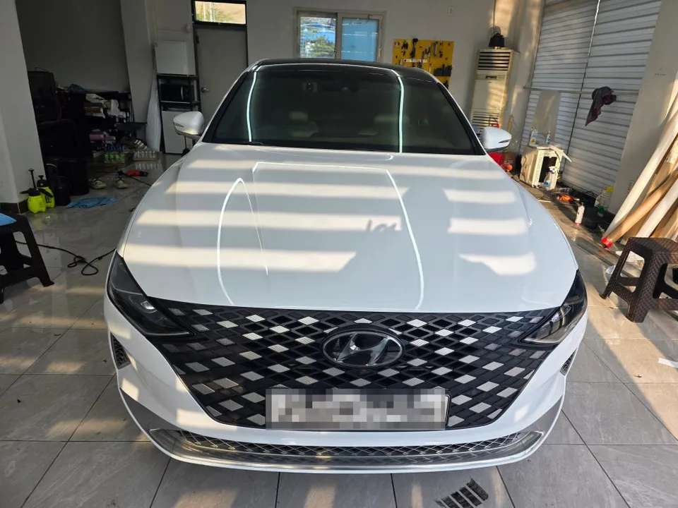 Hyundai Grandeur IGのカーラッピング事例|ピアノホワイトの高級感 施工写真 3-3