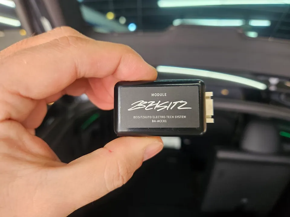 Tesla Model Yのドライブレコーダー取付事例 施工写真 2-2