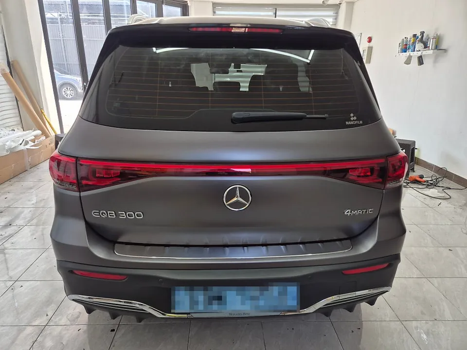 Mercedes-Benz EQBのカーラッピング事例｜サテンダークグレー 施工写真 2-3