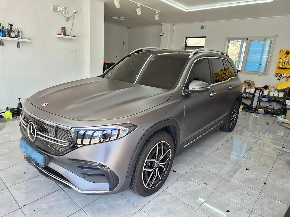 Mercedes-Benz EQBのカーラッピング事例｜サテンダークグレー 施工写真 3-3