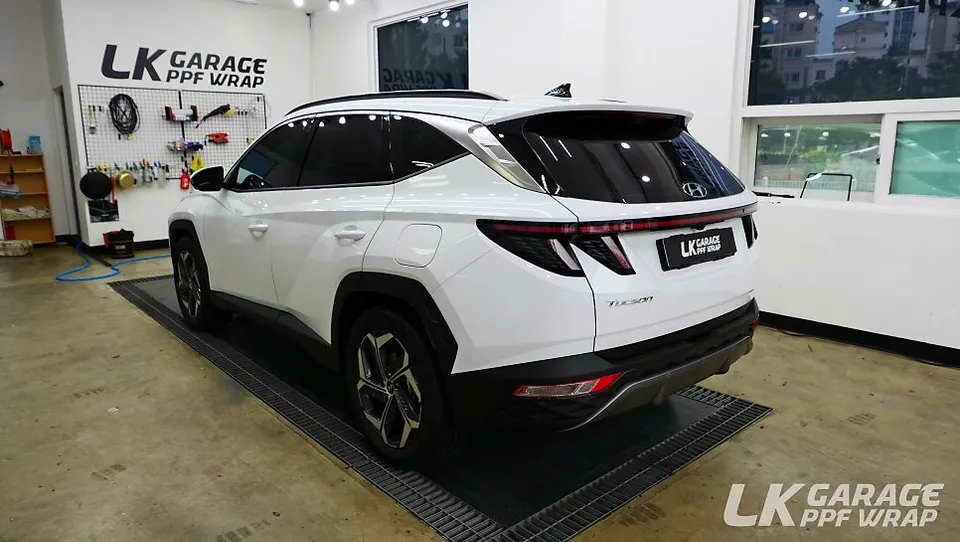 Hyundai Tucson NX4のカーラッピング事例｜クロームパーツのブラックアウト 施工写真 3-1