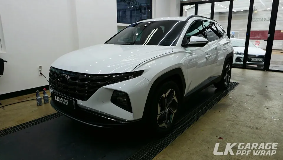 Hyundai Tucson NX4のカーラッピング事例｜クロームパーツのブラックアウト 施工写真 3-3