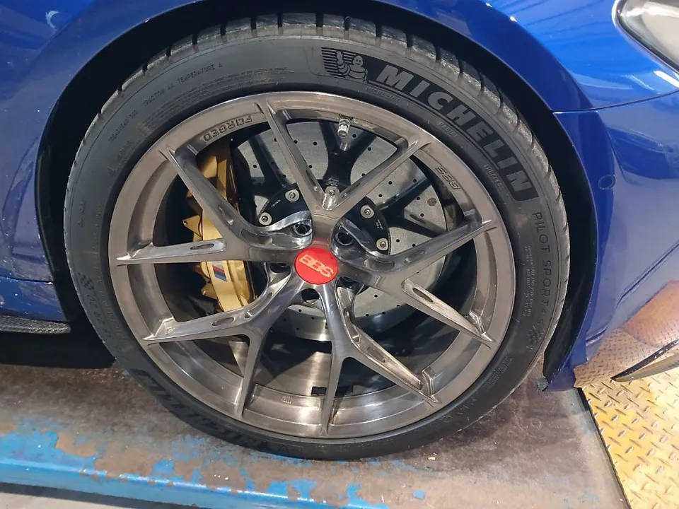 BMW M5のホイールリペア・塗装事例 施工写真 1-2
