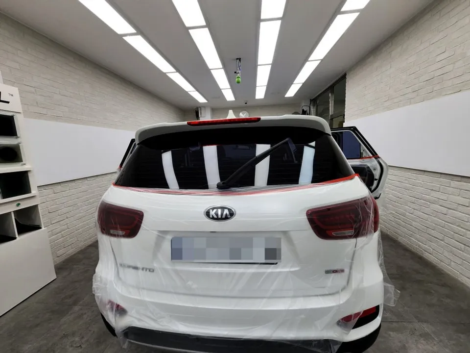 Kia Sorentoのドライブレコーダー取付事例 施工写真 1-2