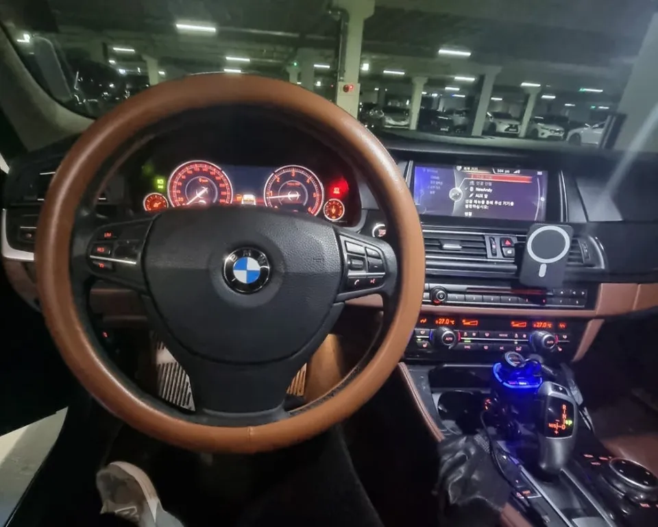BMW 5 Series F10のAndroid Auto・CarPlay取付事例 施工写真 2