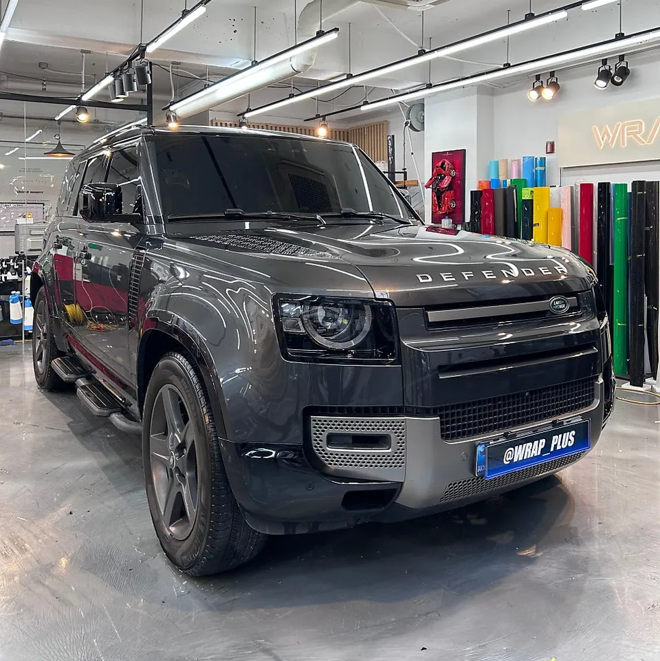 Land Rover Defenderのカーラッピング事例｜GTシルバーのツートン施工 施工写真 2-1
