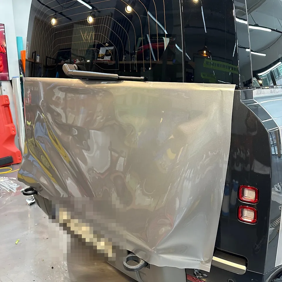 Land Rover Defenderのカーラッピング事例｜GTシルバーのツートン施工 施工写真 2-2