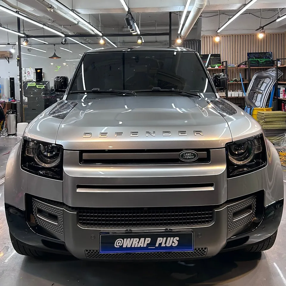 Land Rover Defenderのカーラッピング事例｜GTシルバーのツートン施工 施工写真 1-3