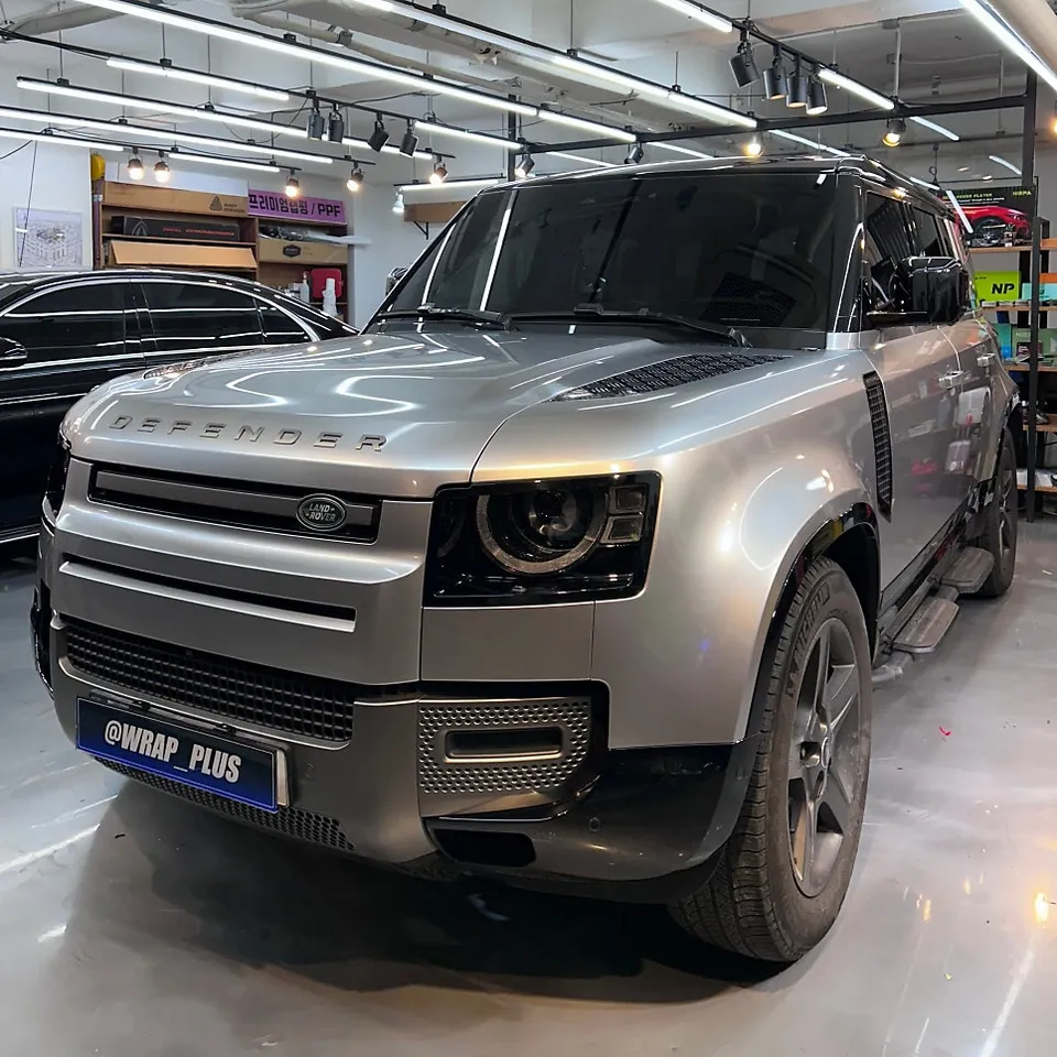 Land Rover Defenderのカーラッピング事例｜GTシルバーのツートン施工 施工写真 2-3