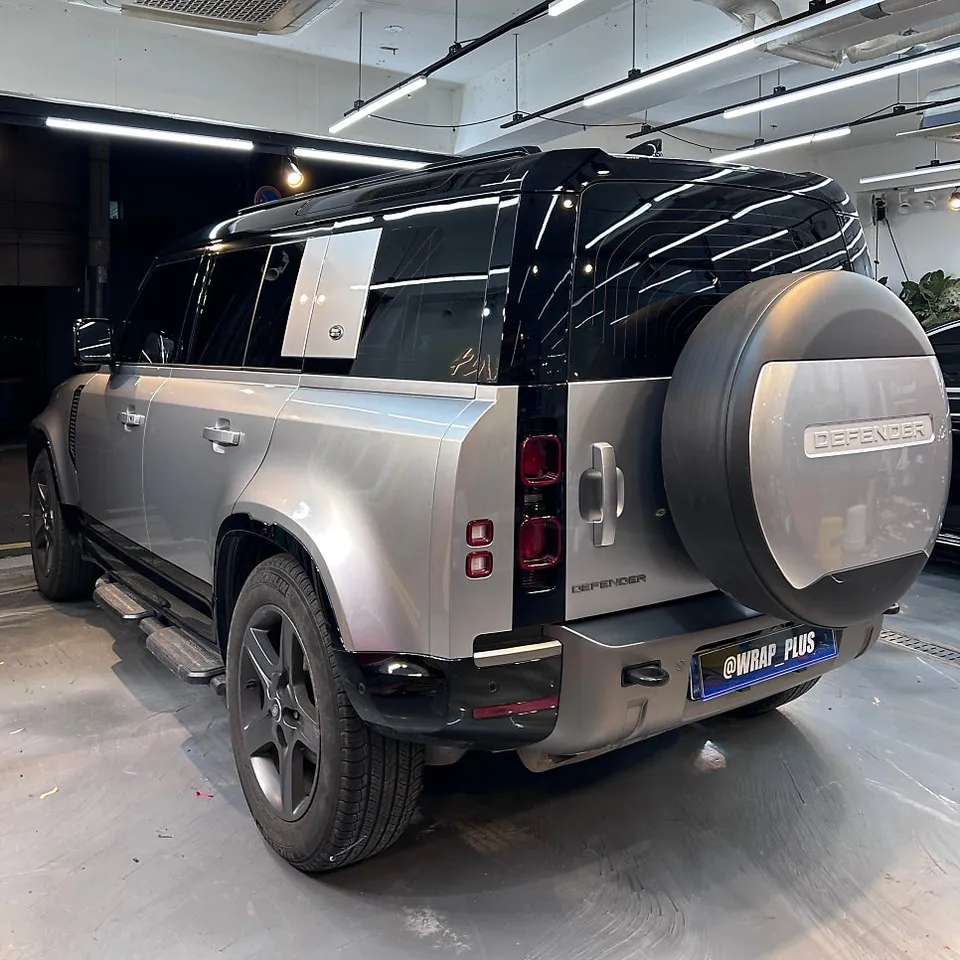 Land Rover Defenderのカーラッピング事例｜GTシルバーのツートン施工 施工写真 3-3