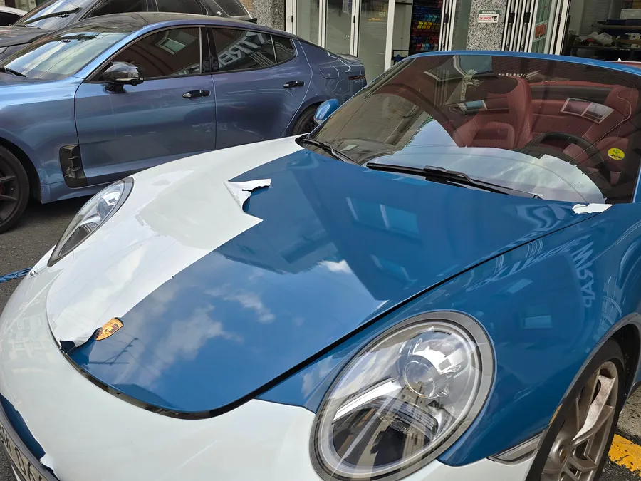ポルシェ 911 カレラ カーラッピング事例｜カミンレッド 写真