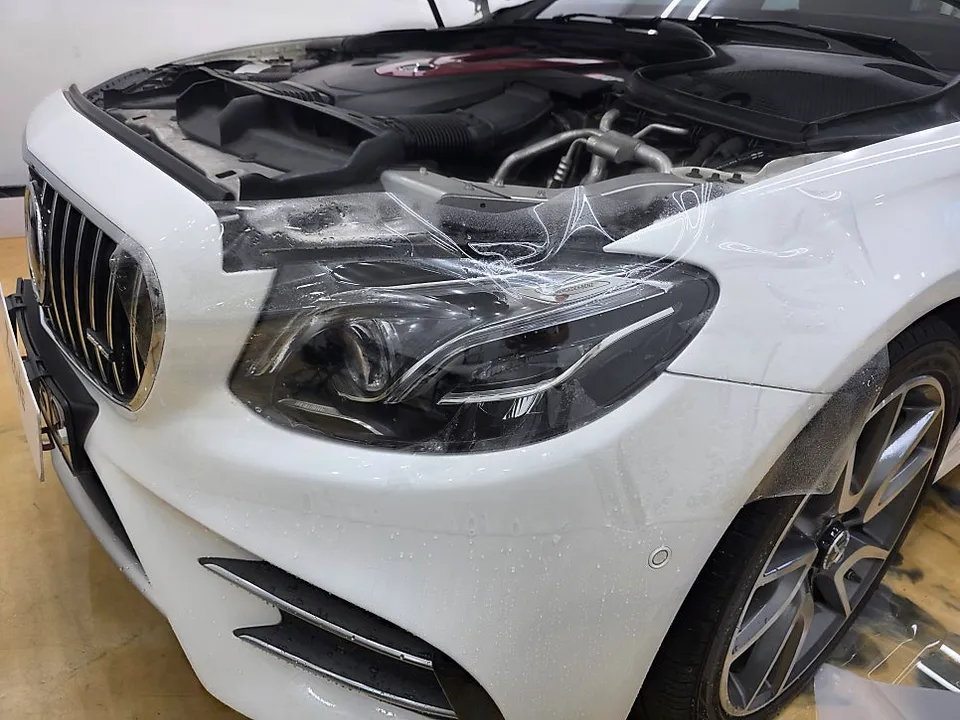 Mercedes-Benz Eクラス PPF施工事例｜ライト・ミラー保護 施工写真 3-1