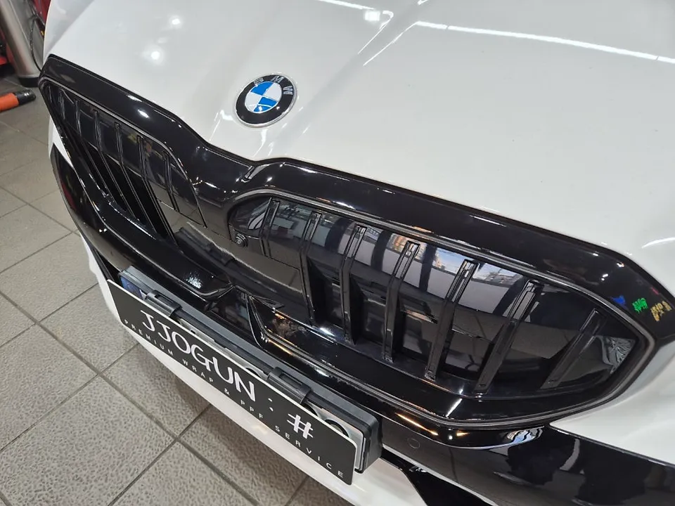 BMW 5 Seriesのグリル部分ラッピング事例｜費用目安・仕上がり 施工写真 2-2