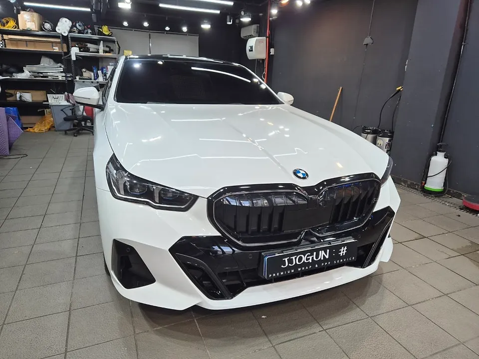 BMW 5 Seriesのグリル部分ラッピング事例｜費用目安・仕上がり 施工写真 1-3