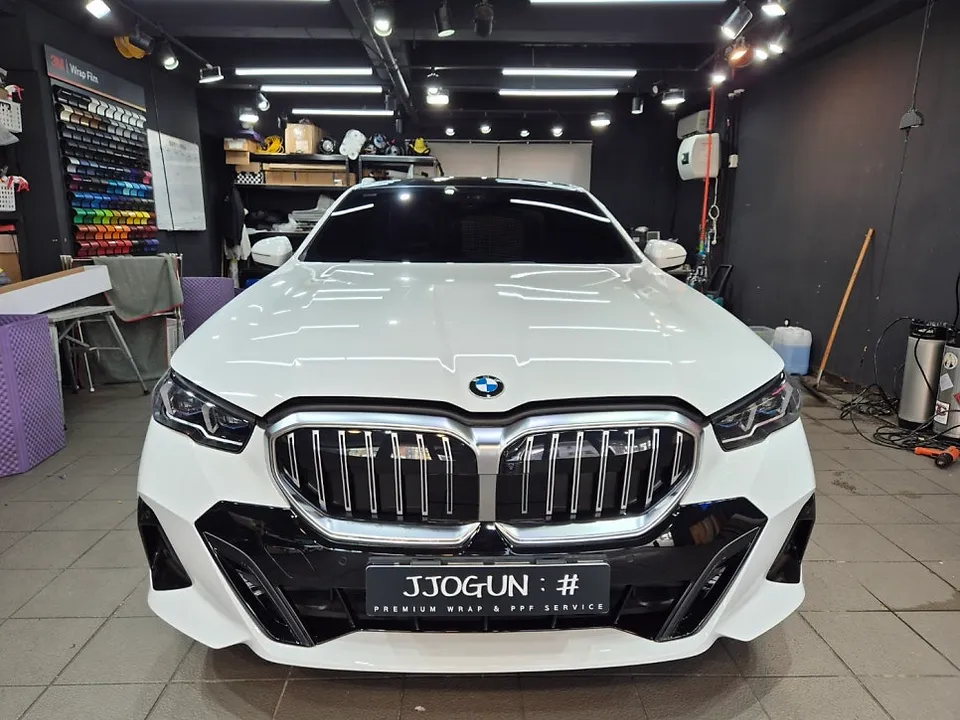 BMW 5 Seriesのグリル部分ラッピング事例｜費用目安・仕上がり 施工写真 2-3