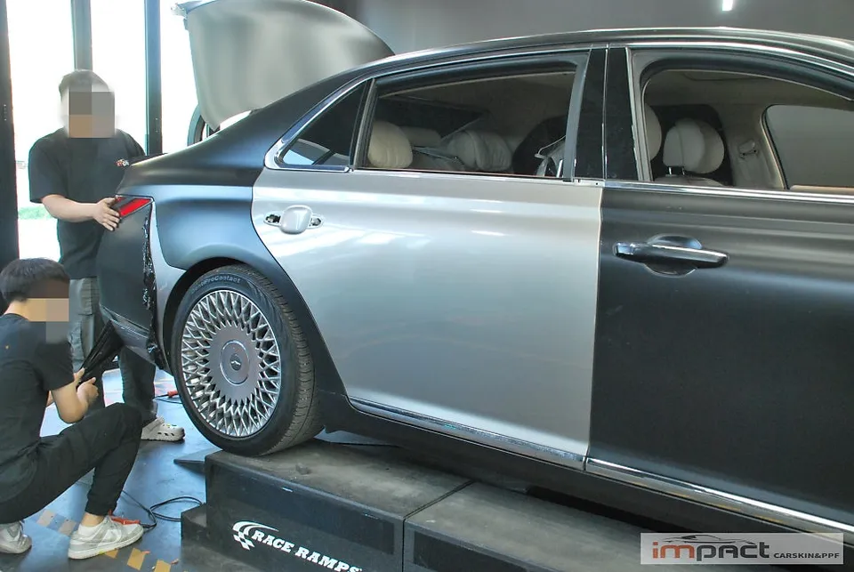 Genesis G90のカーラッピング事例:3Mサテンブラック部分施工 施工写真 2-3