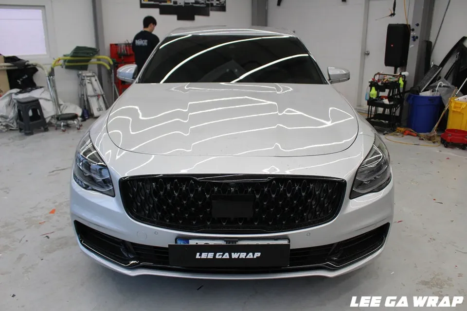 Kia K900のカーラッピング事例｜ホワイトゴールドパールで高級感アップ 施工写真 1-1
