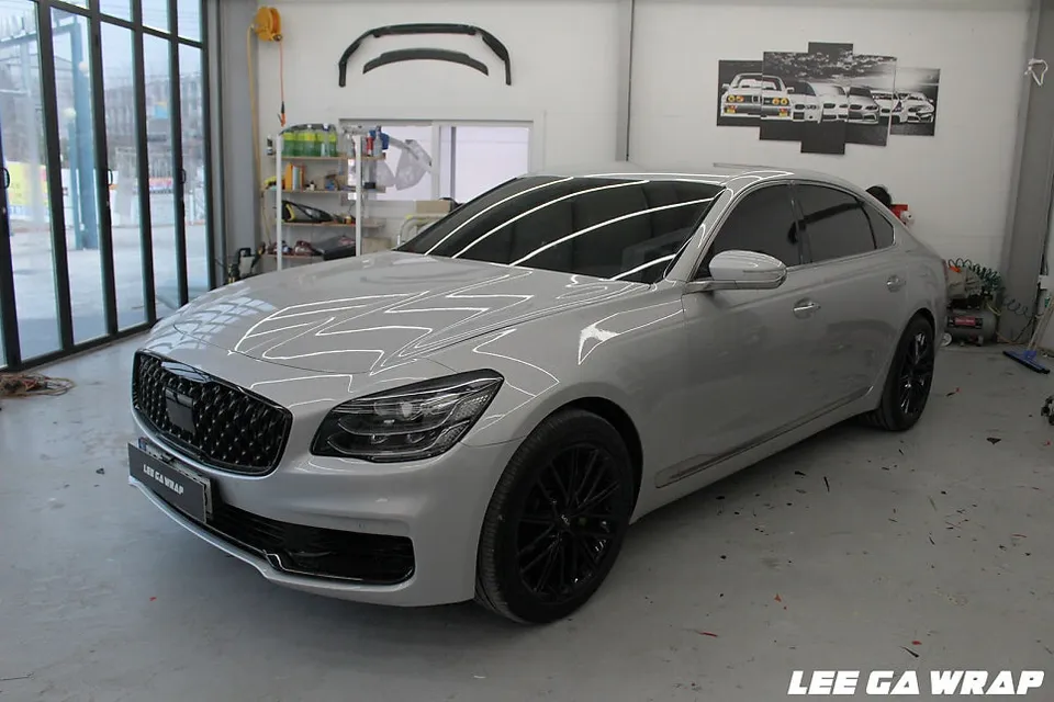 Kia K900のカーラッピング事例|ホワイトゴールドパールで高級感アップ 写真