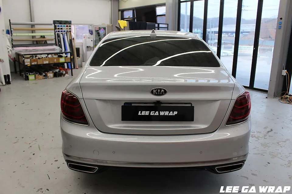Kia K900のカーラッピング事例｜ホワイトゴールドパールで高級感アップ 施工写真 3-1