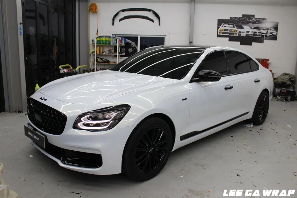 Kia K900のカーラッピング事例｜ホワイトゴールドパールで高級感アップ 施工写真 2-3