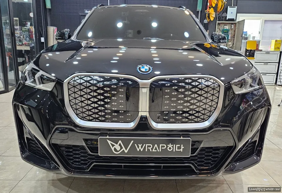 BMW iX1 vinyl wrap - BMW iX1 Vinyl Wrap Review: Chrome Delete for a Sleek Look photo 4