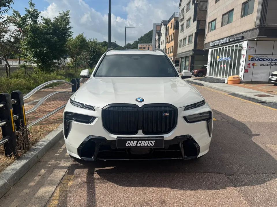 BMW X7 vinyl wrap installation result