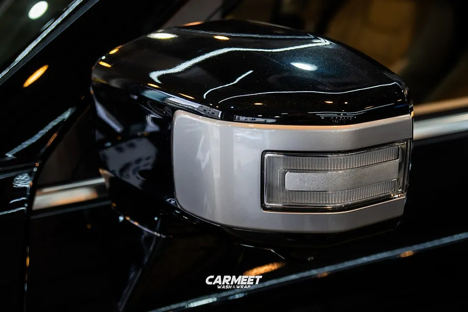 KG Mobility Actyonのカーラッピング事例：クロームパーツをブラック化 施工写真 2-1