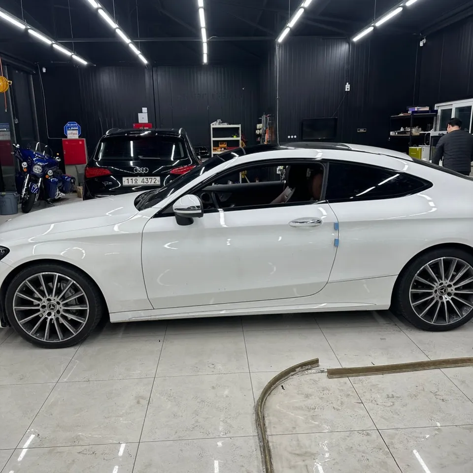 Mercedes-Benz CLSのカーラッピング事例｜クローム除去・ルーフ 施工写真 3-2