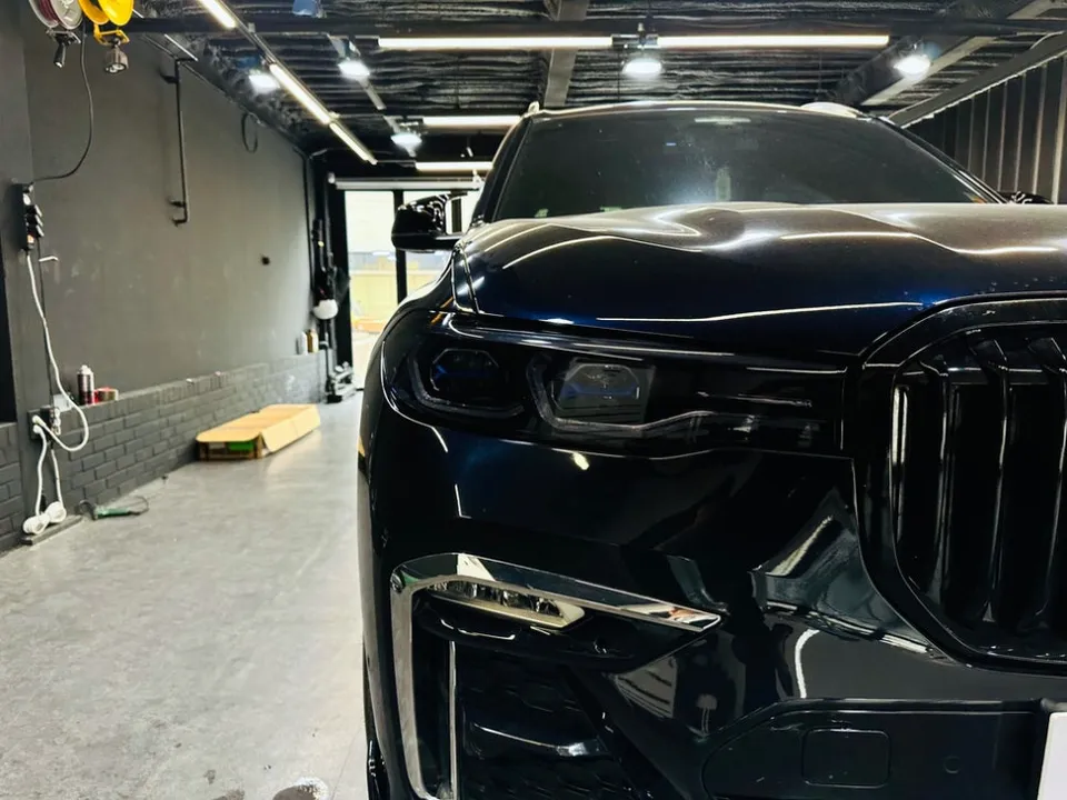BMW X7 ヘッドライトのPPF施工事例|スモークフィルム 施工写真 3-3