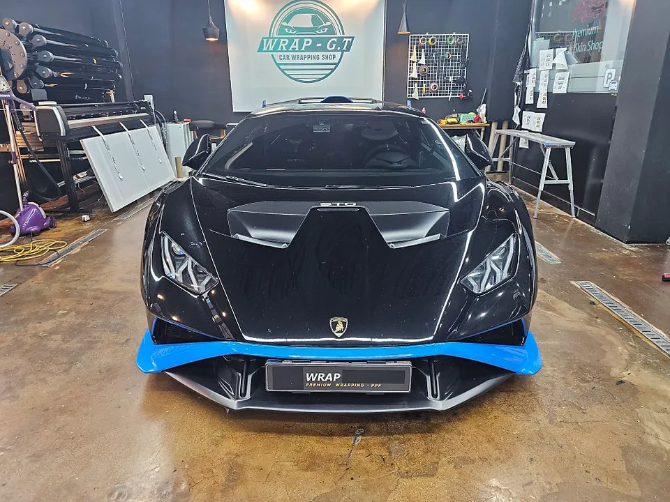Lamborghini Huracánのポイントラッピング事例|ブルーアクセント 施工写真 2-1
