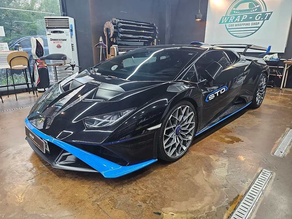 Lamborghini Huracánのポイントラッピング事例|ブルーアクセント 施工写真 3-1