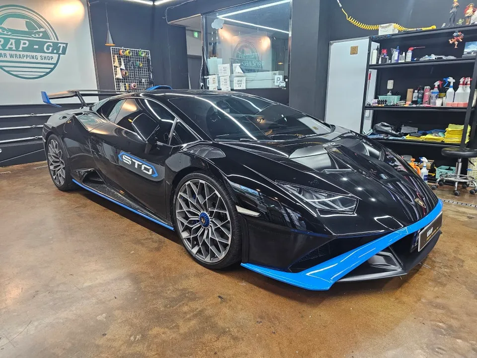 Lamborghini Huracánのポイントラッピング事例|ブルーアクセント 施工写真 1-2