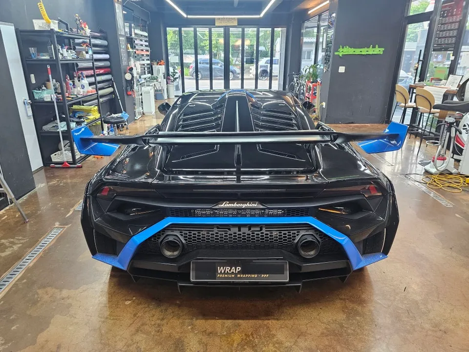 Lamborghini Huracánのポイントラッピング事例|ブルーアクセント 施工写真 2-2