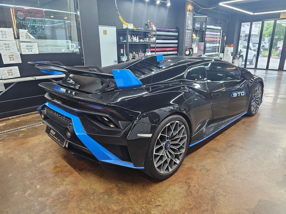 Lamborghini Huracánのポイントラッピング事例|ブルーアクセント 施工写真 3-2