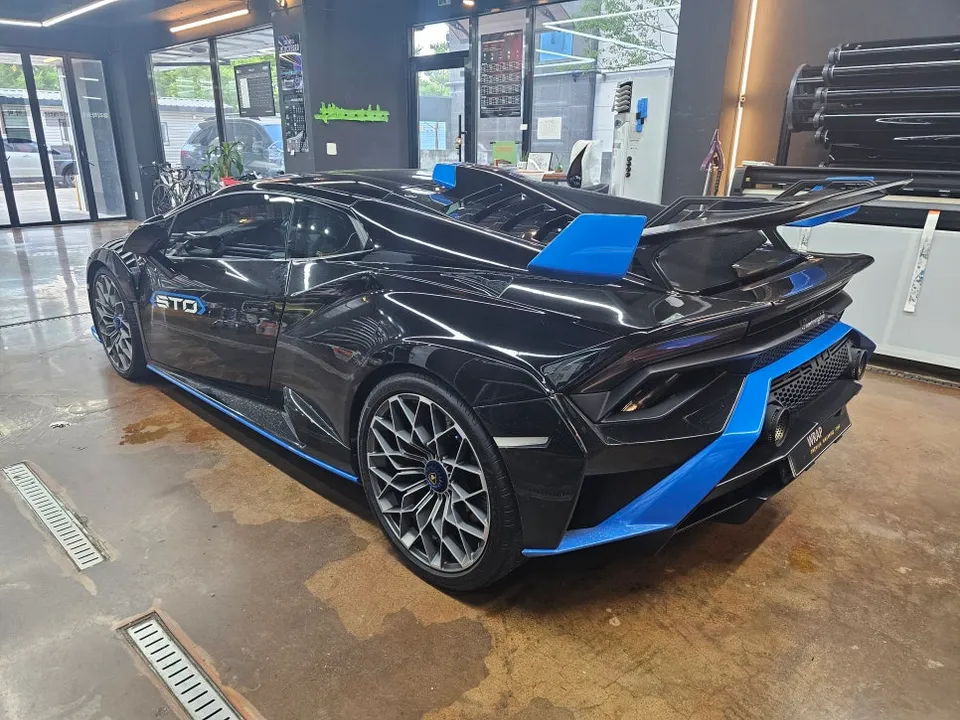 Lamborghini Huracánのポイントラッピング事例|ブルーアクセント 施工写真 1-3